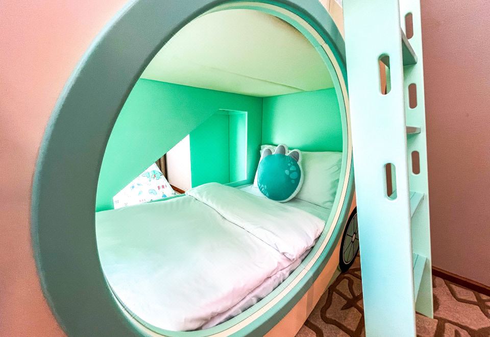 Swiss Grand NanchangDinosaur Fantasy Egg Family Suite