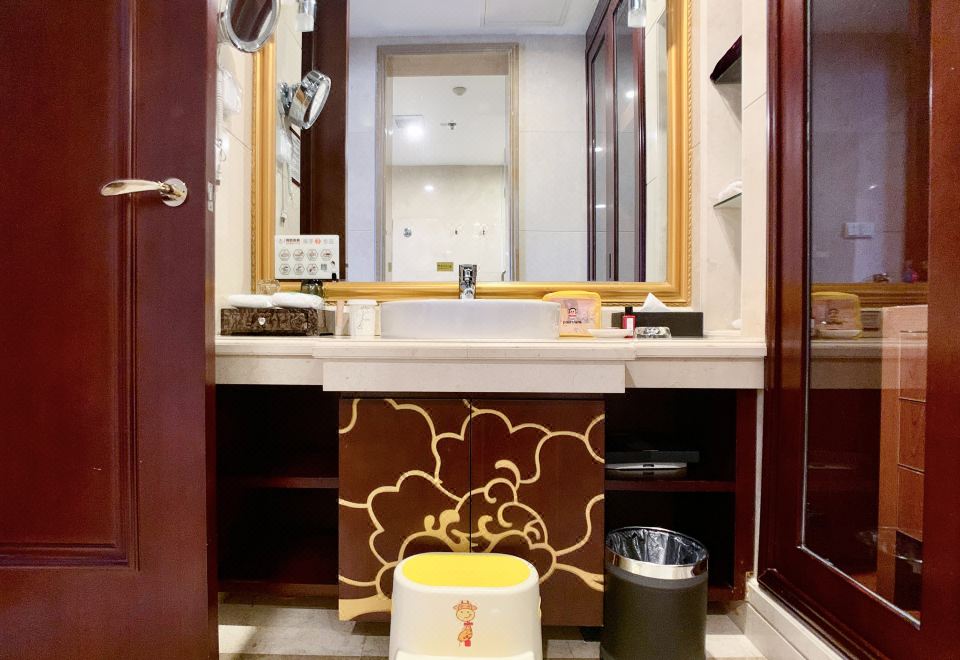 粉红公主亲子主题房（智能马桶+康养小屋+记忆枕）