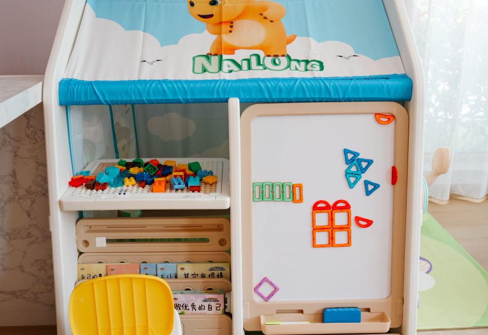 複式雙卧親子別墅（奶龍）|落地窗庭院近景+獨立客廳