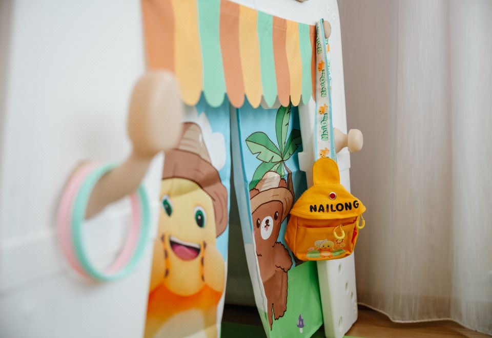 複式雙卧親子別墅（奶龍）|落地窗庭院近景+獨立客廳