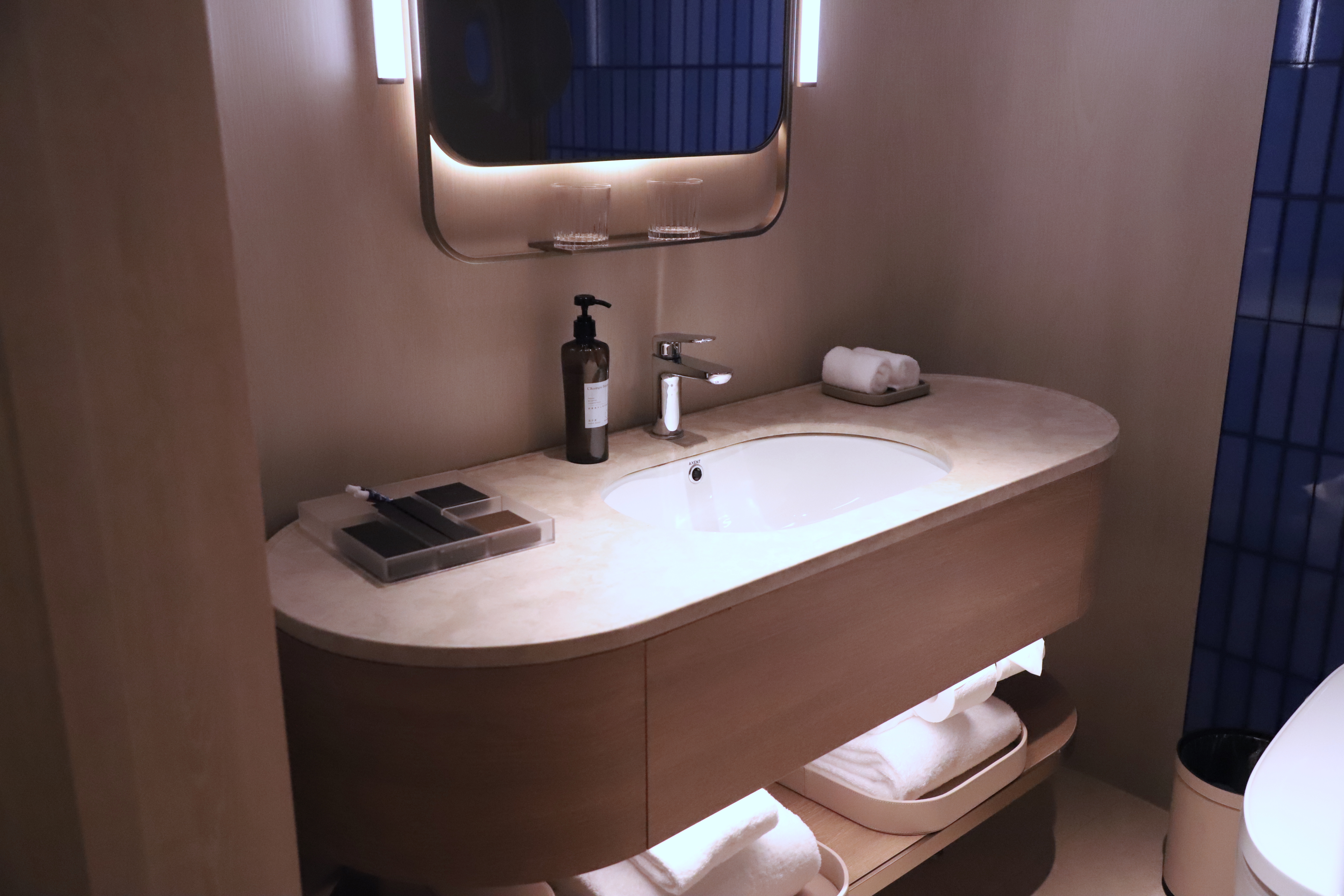 商务特大床房（香氛晶石+高清投屏+小冰箱+蓝牙音箱）