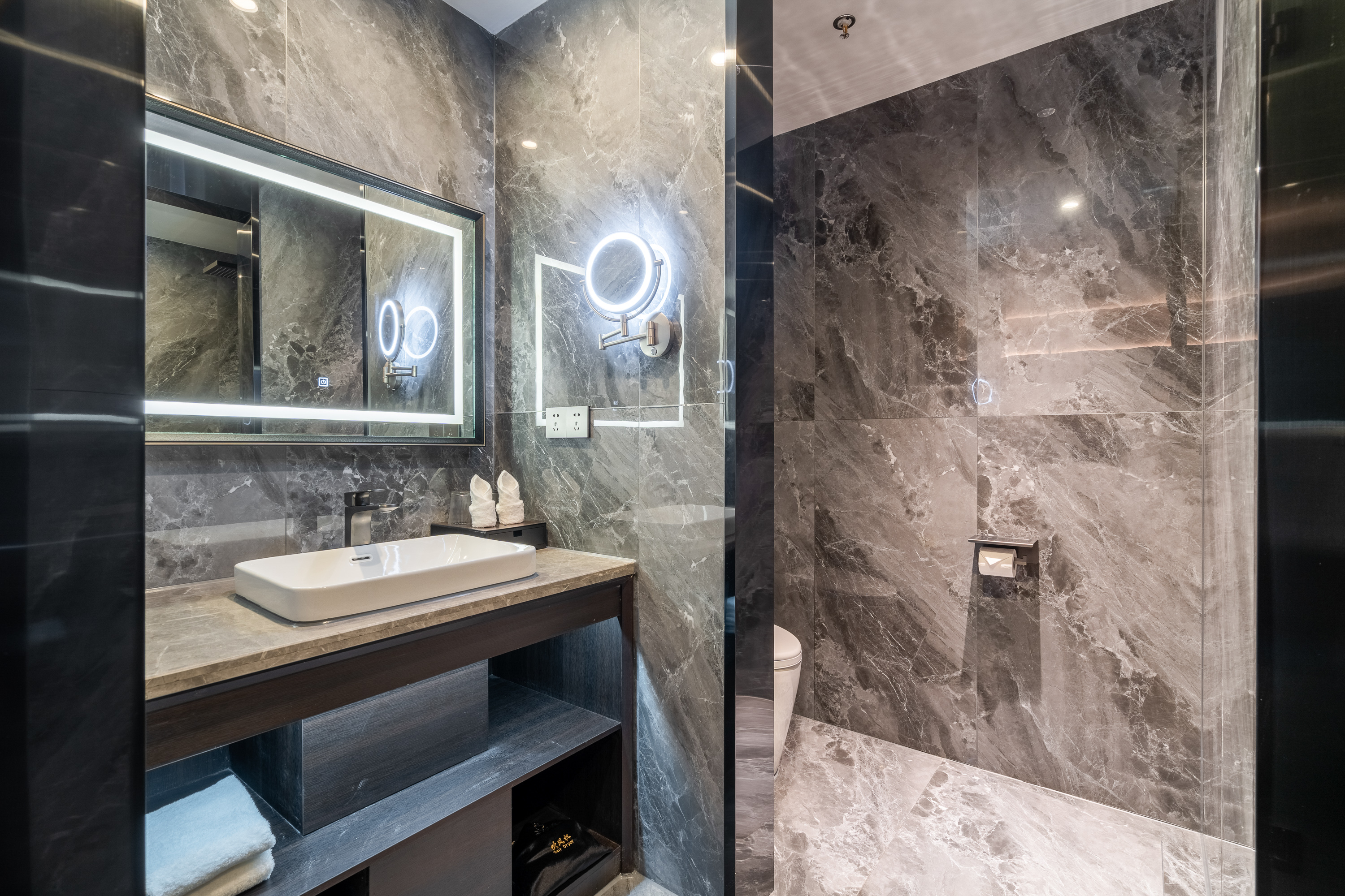 豪华大床房（全景落地窗+迷你冰箱+摺叠沙发椅）