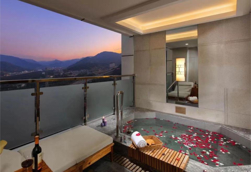 Kingworld Hotel Gui'anFamily Friendly Suite (Balcony, Soaking Tub)