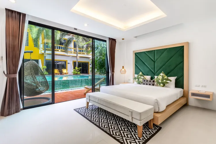 ห้องจูเนียร์คิงพร้อมทางเข้าสระว่ายน้ำ