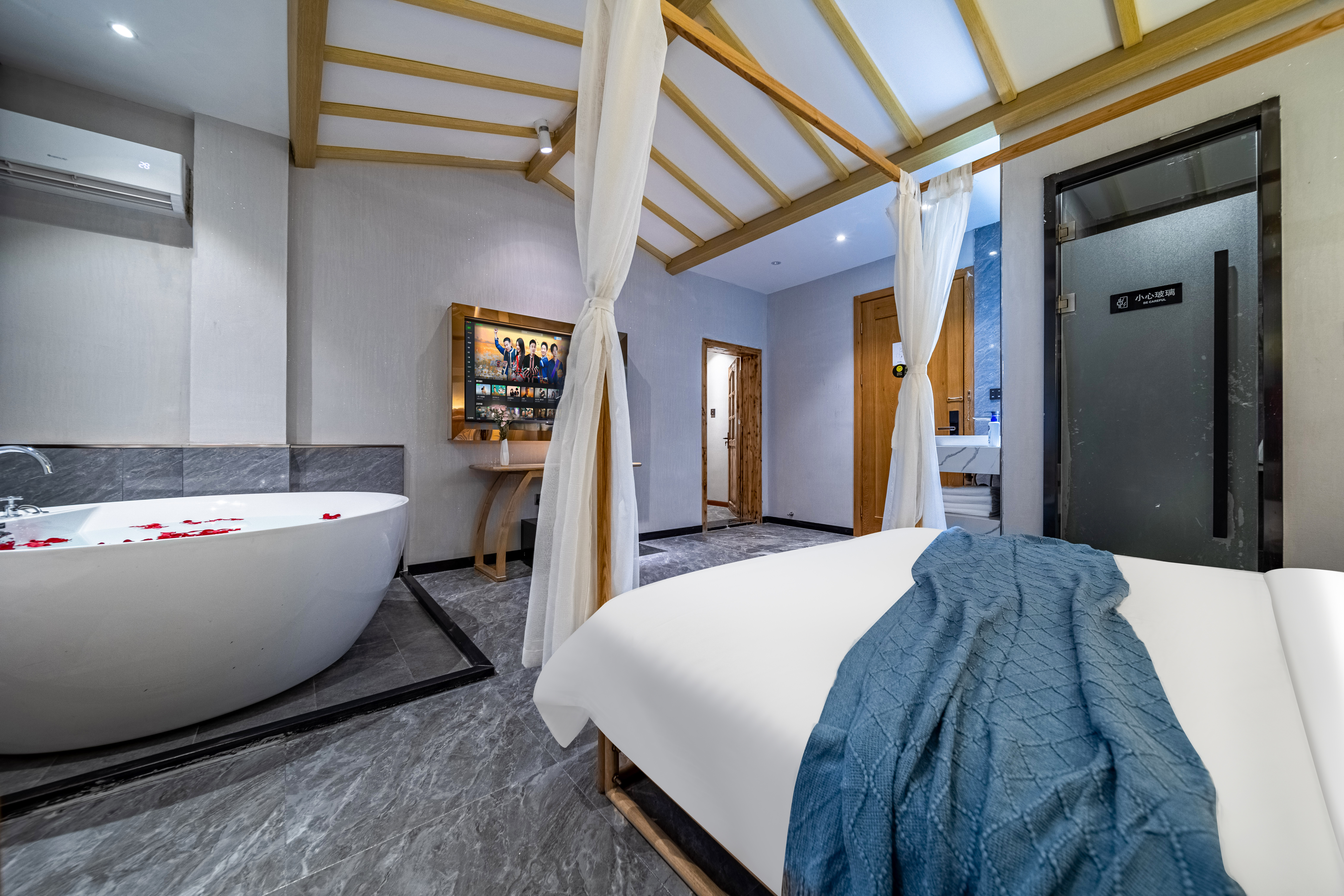 梧居·两室泡浴套房【小度语音+轻纱帷幔+LED化粧镜】