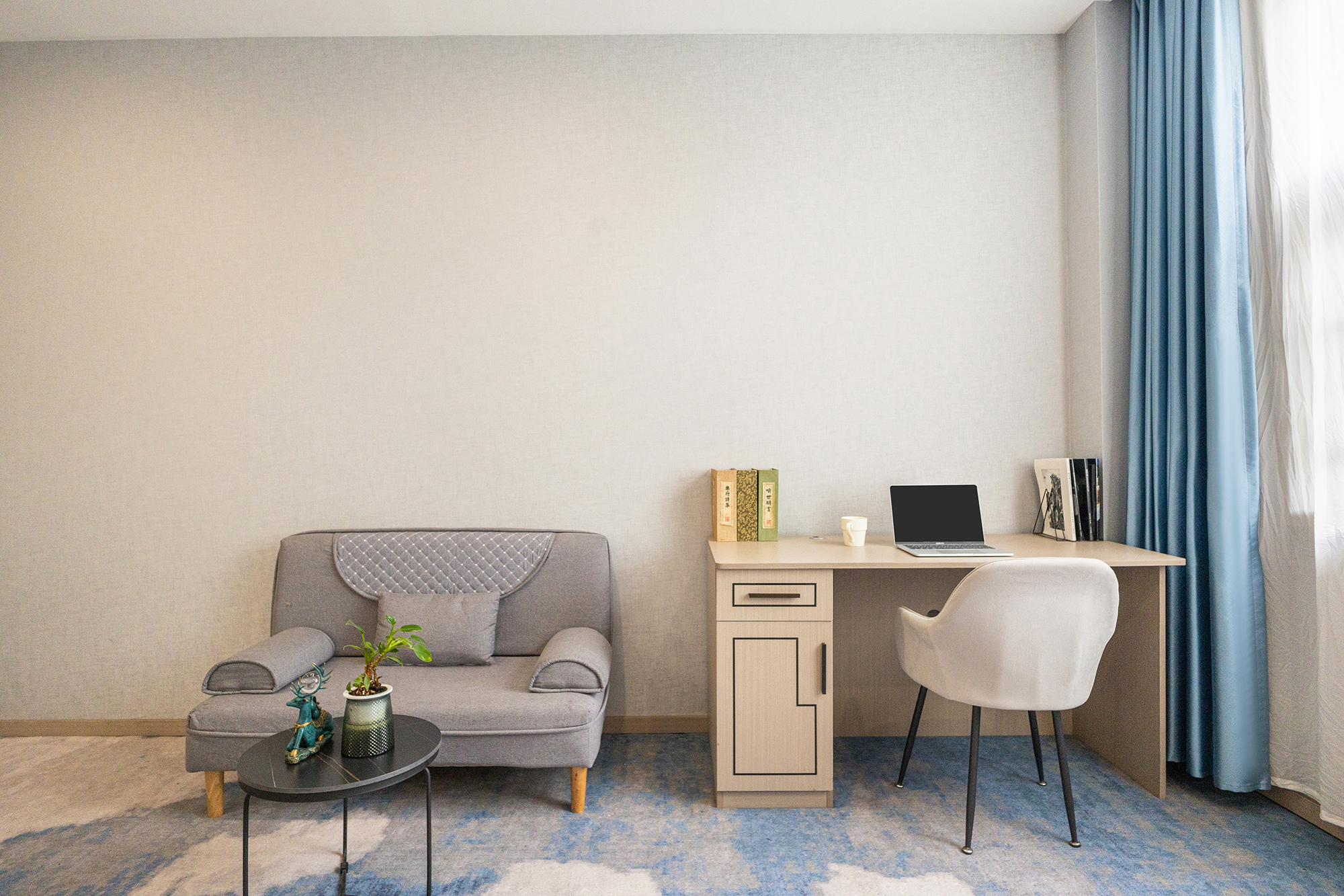 豪华套房（时尚简约+尽享山景+双人沙发）