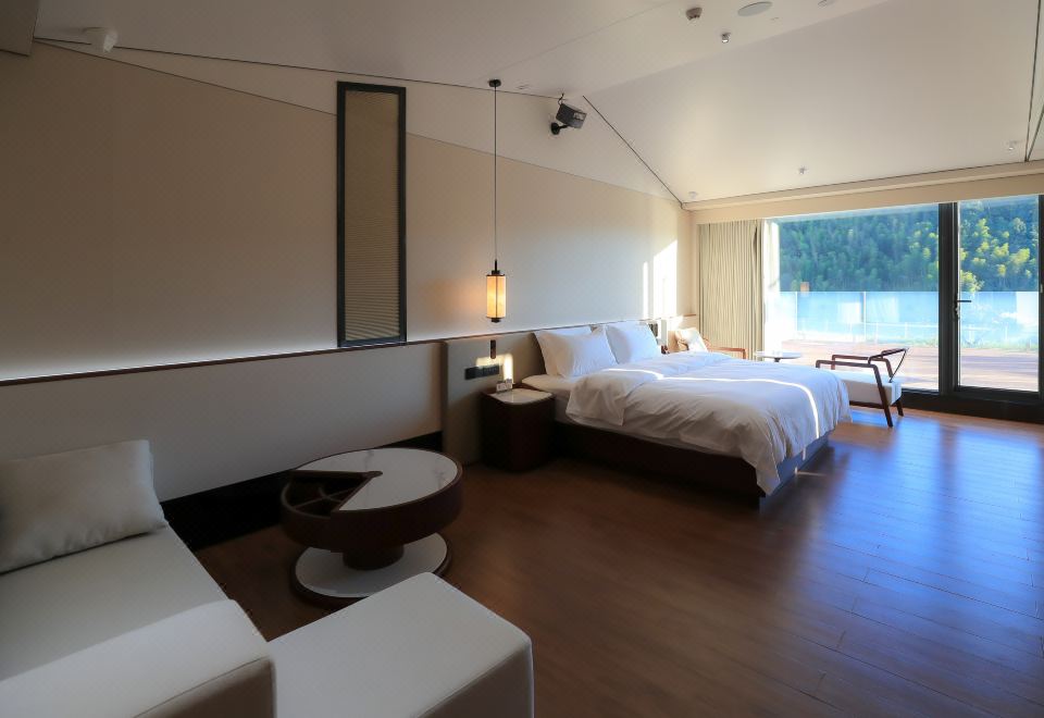 轻奢江景大床房B