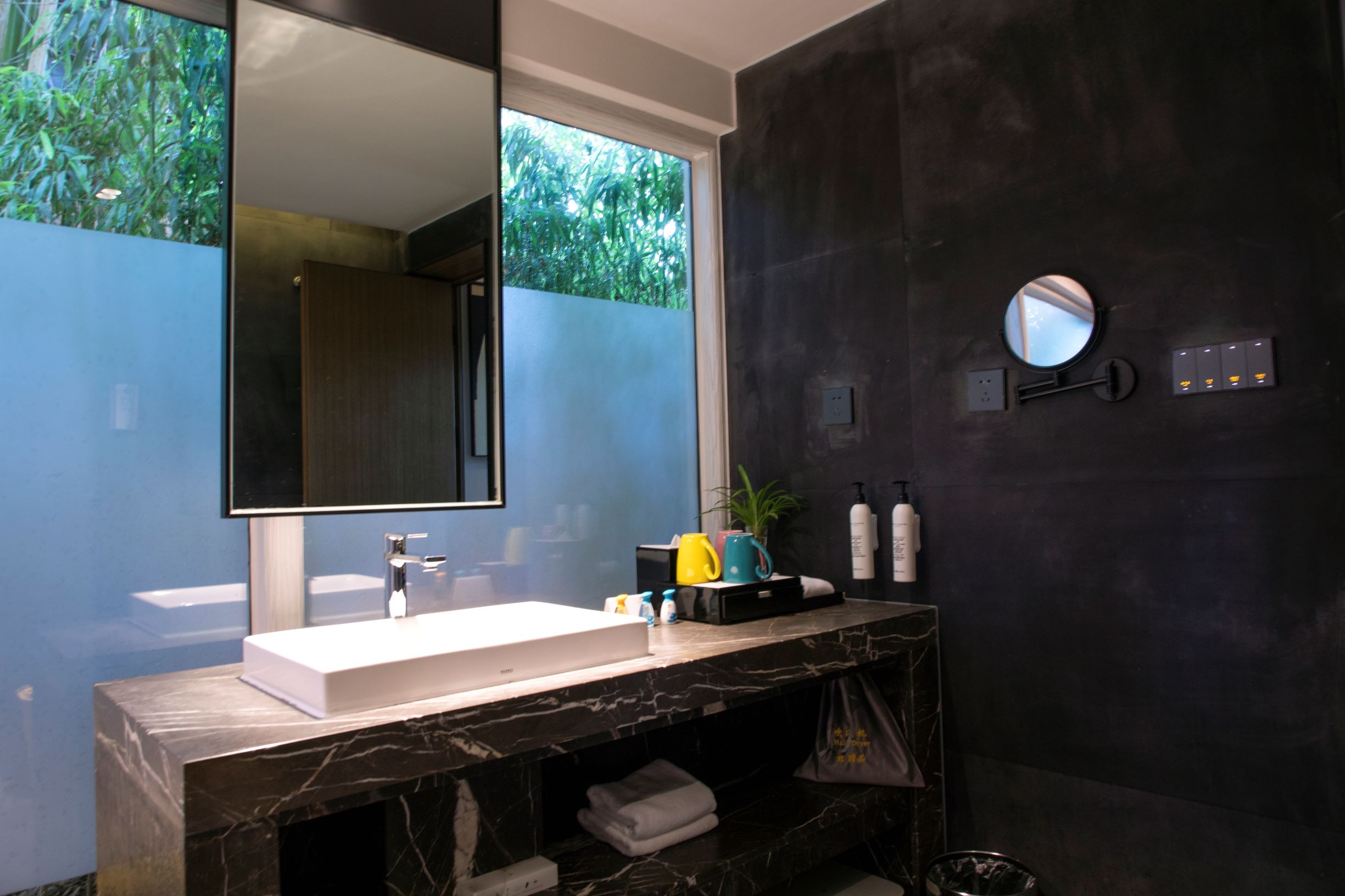 湖畔泡池亲子房（户外泡池+小童玩具）