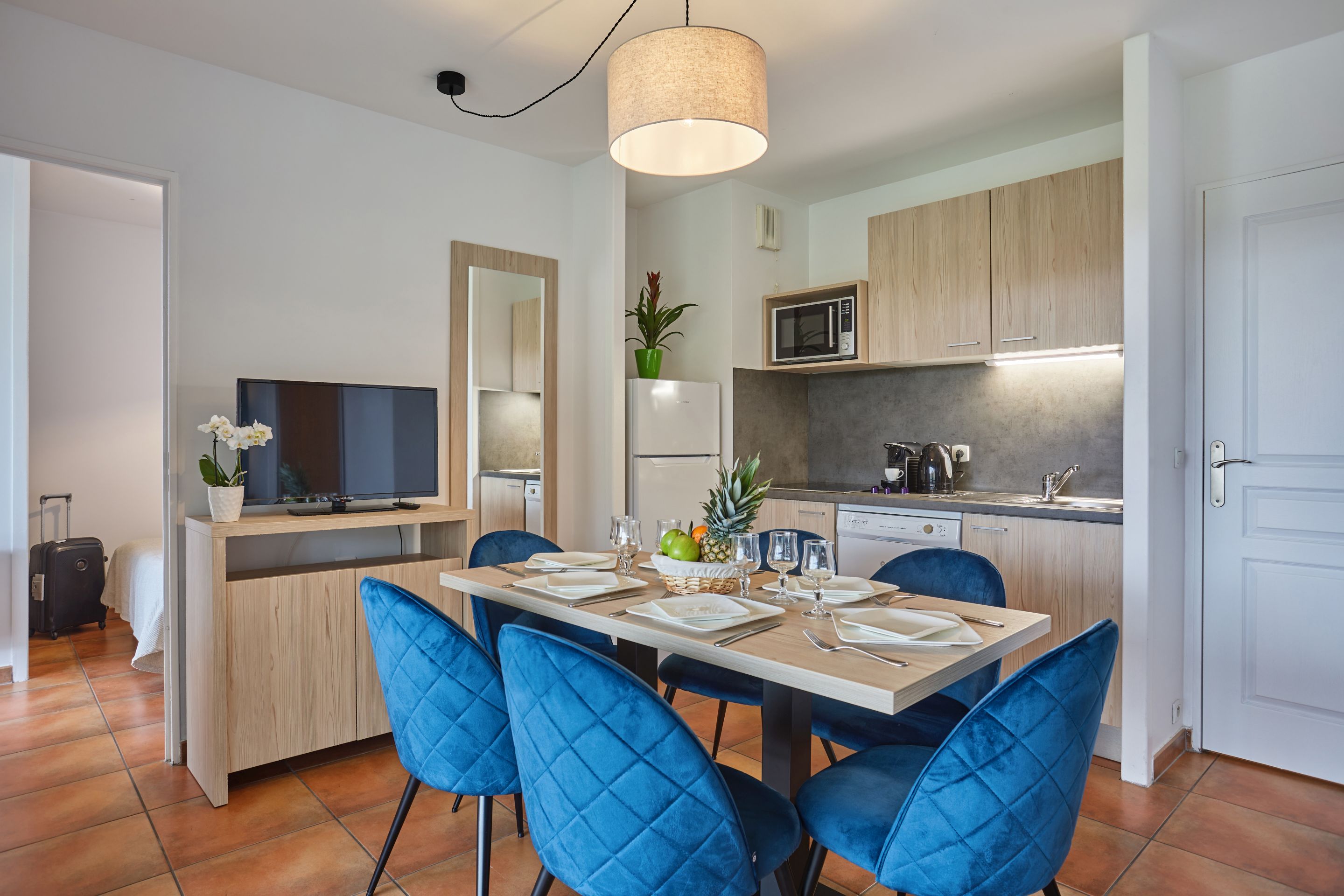 两到三房六人公园侧