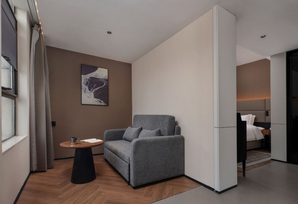 Premier Suite - City-View (Double Bed) (Air Conditioner)