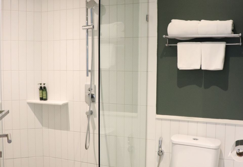 小型特大床套房（带泳池通道）