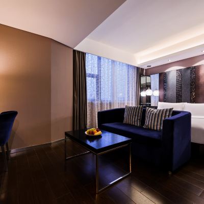 水晶豪華大床房（手機投屏+迷你吧） 桔子水晶上海北外灘酒店優惠