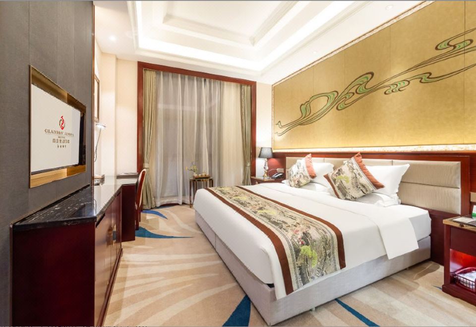 静雅大床房（电脑桌迷你冰箱）