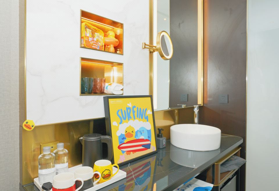 B.Duck小黄鸭主题房（手机投屏+小冰箱）