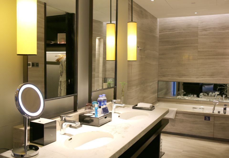 行政套房（独立会客厅+商圈街景）