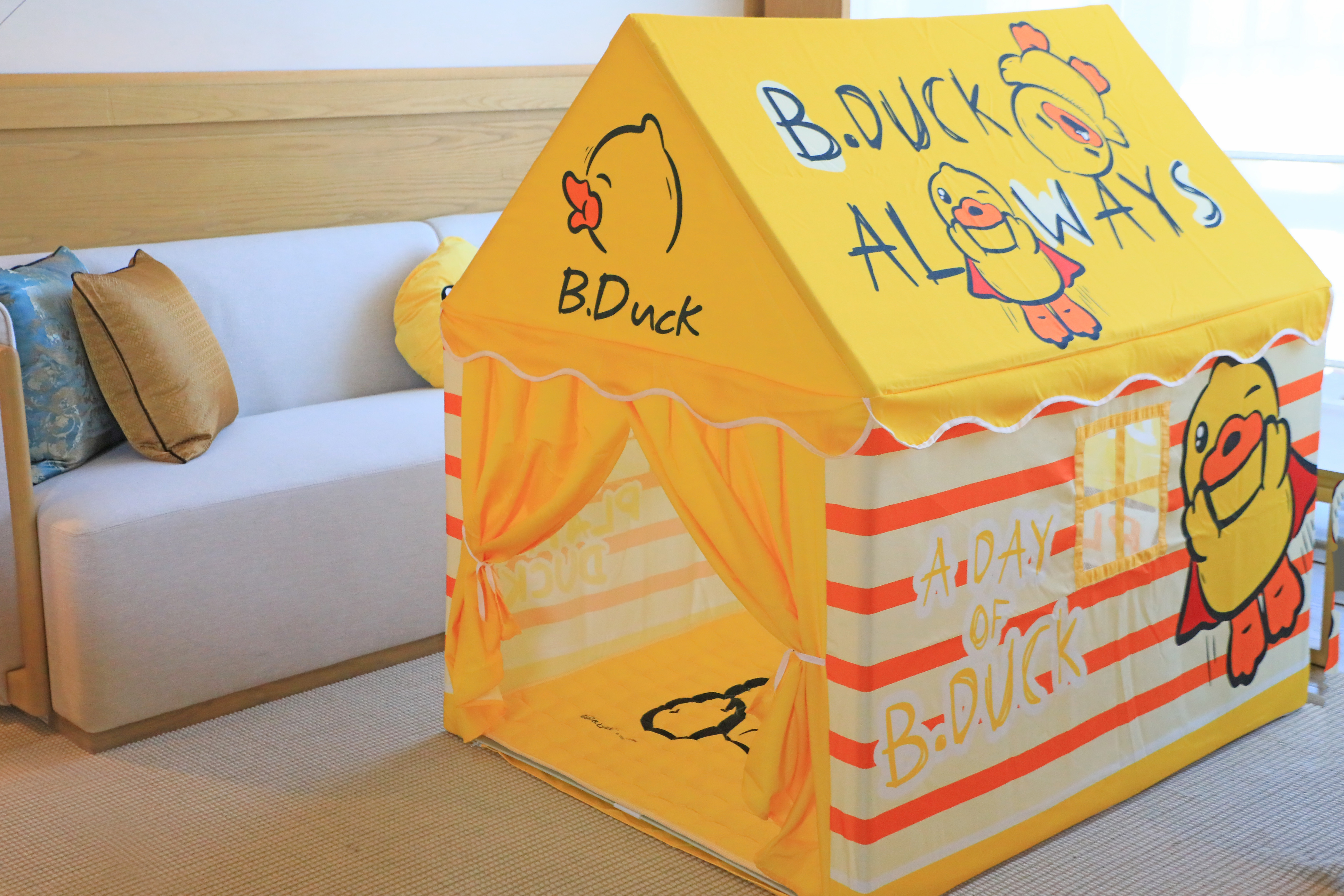 小黄鸭主题湖景套房