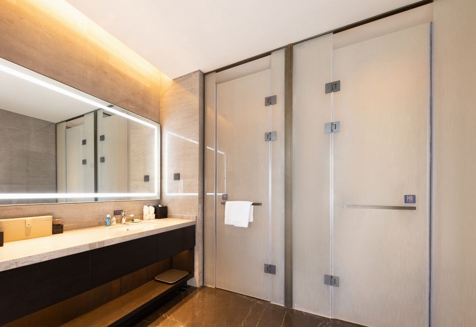 Business Queen Room