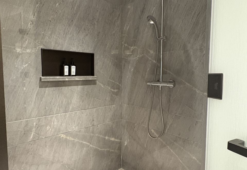 ZhouShan CaiFu HotelFortune Suite (Sleep-Inducing Latex Pillow + Large Reception Area + Private Bathtub)