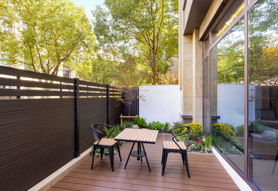 1 King Standard Outdoor Living Area