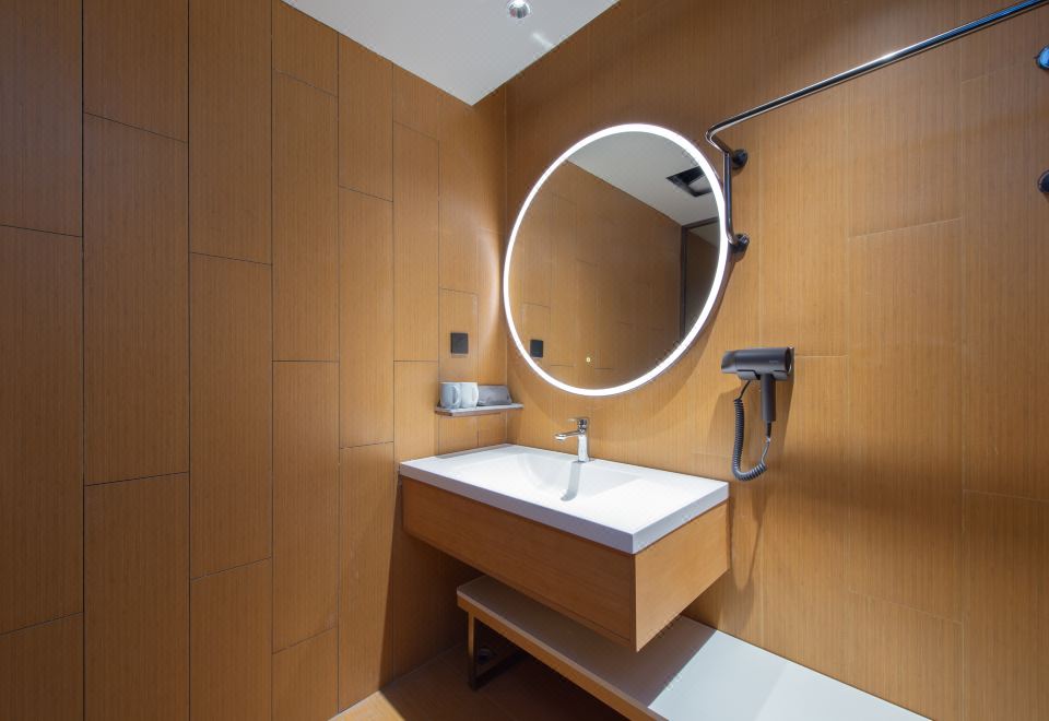 普通套房（小冰箱+65寸投屏電視）