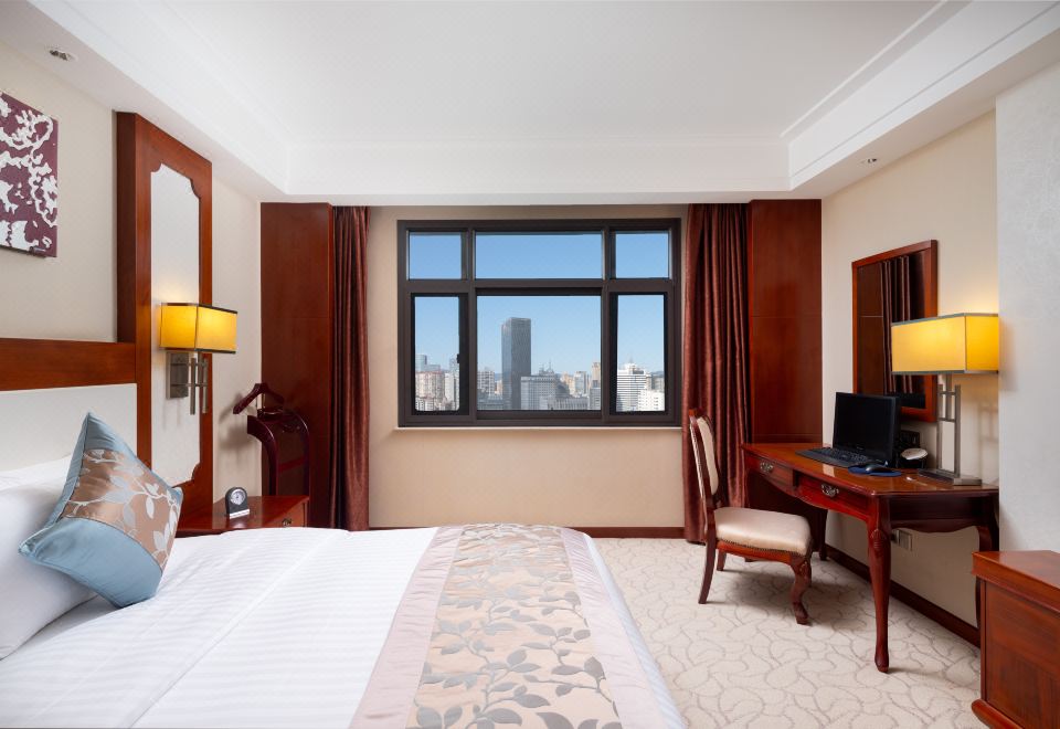 商务套房「眺望城市天际线+独立会客厅+休闲沙发组合」