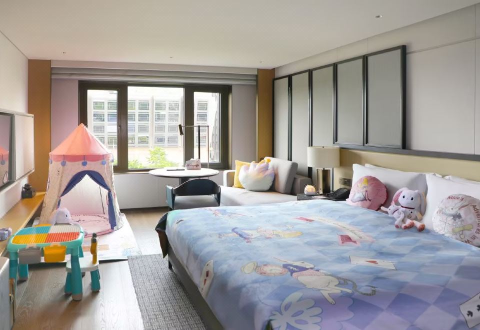 愛麗絲漫游奇境主題親子大床房