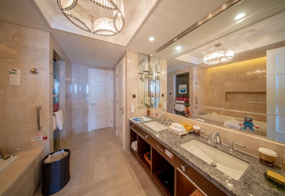 SeaView Garden Hotel QingdaoClassic Ultraman Theme Sea-view Balcony Two-Bedroom Suite (Two Double Beds + Two War Chariot Beds)