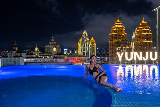 Cloud Dwelling Sky Pool Resort (Xishuangbanna West Shuangjing Xingguang Night Market Branch)