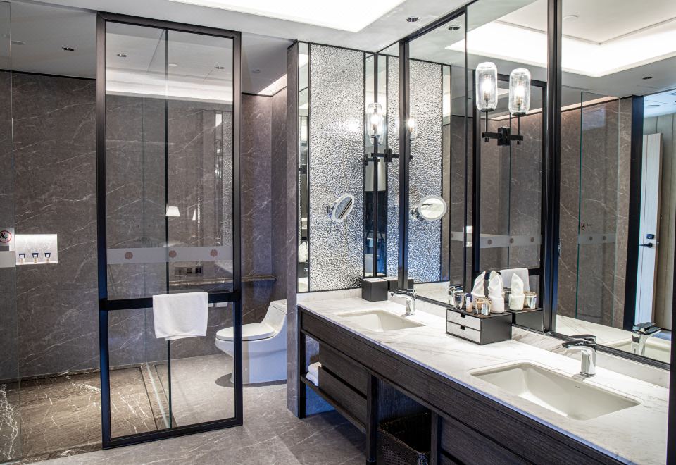 Vaperse Hainan Clear Water BaySwimming Pool Room - King Bed