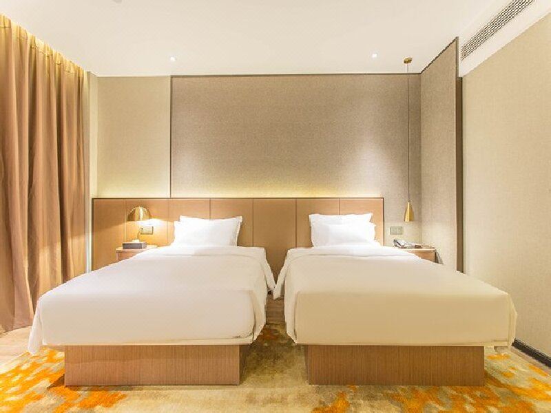 高級雙床房（落地飄窗+辦公桌椅）