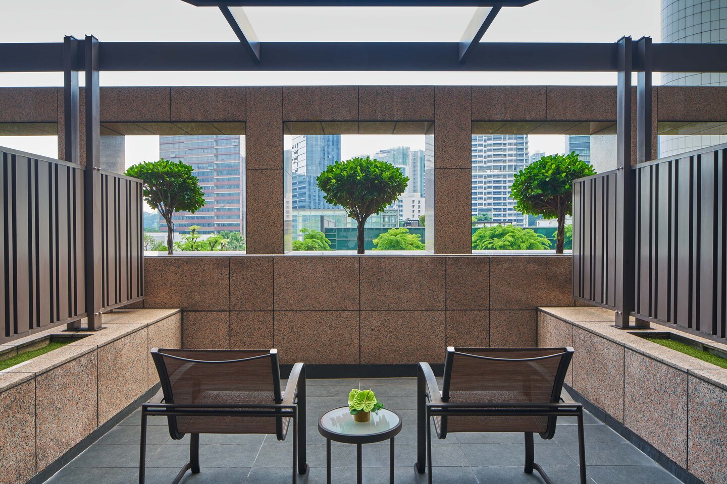 露台厅, 行政酒廊礼遇, 大型客房, 1 张特大床, 露台