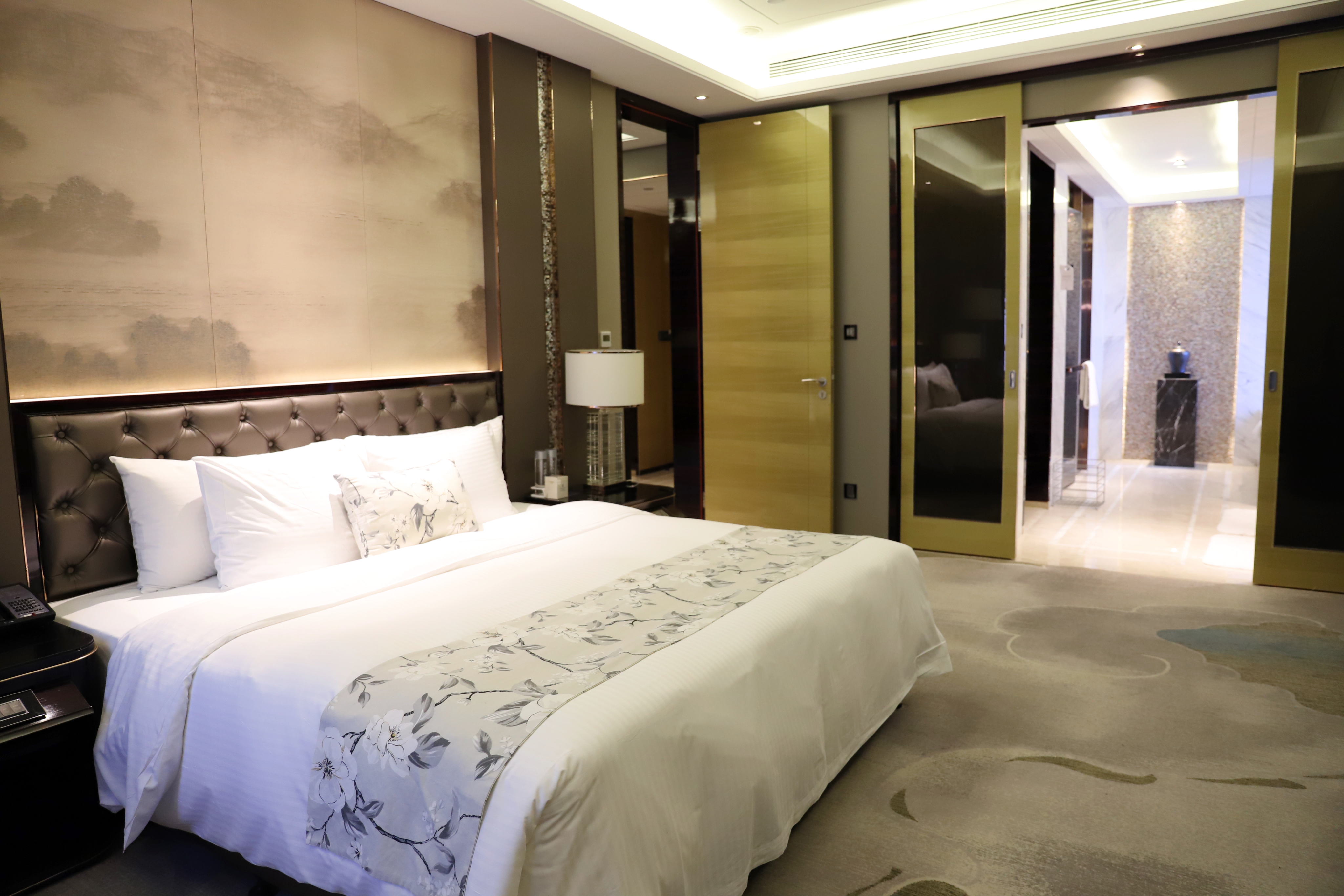 豪华套房+商务会客厅+斯林百兰床垫+休闲浴缸