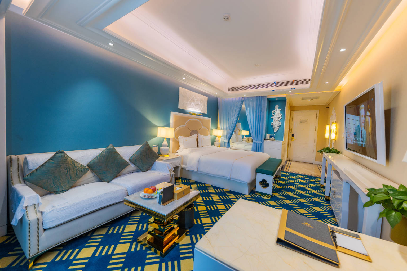 豪华大床房（温泉汤池+迷你小冰箱+智能马桶）