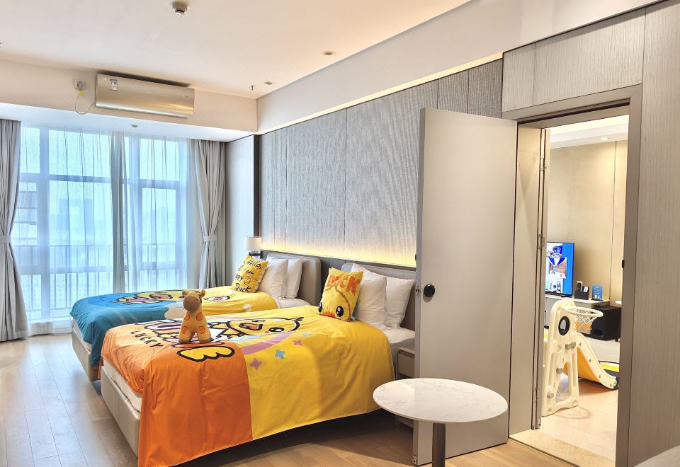 Somerset Haizhu Centre GuangzhouBduck Little Yellow Duck Connecting Three-Bedroom Suite (Washing Machine + Kitchen + Two Bathrooms)