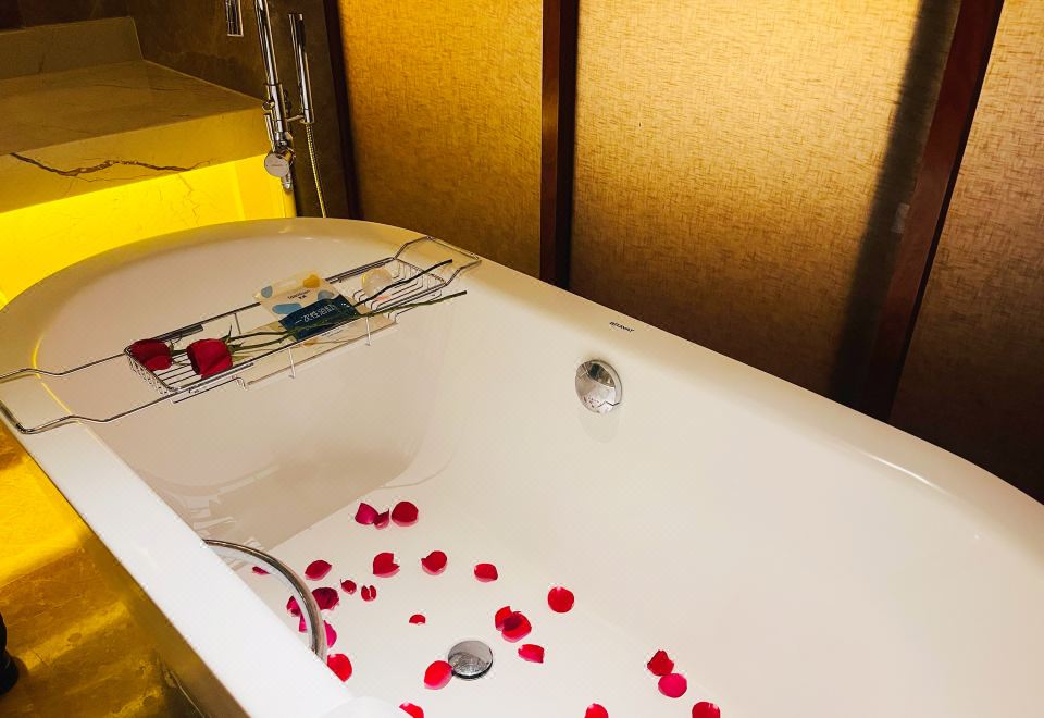 花瓣浴缸大床房