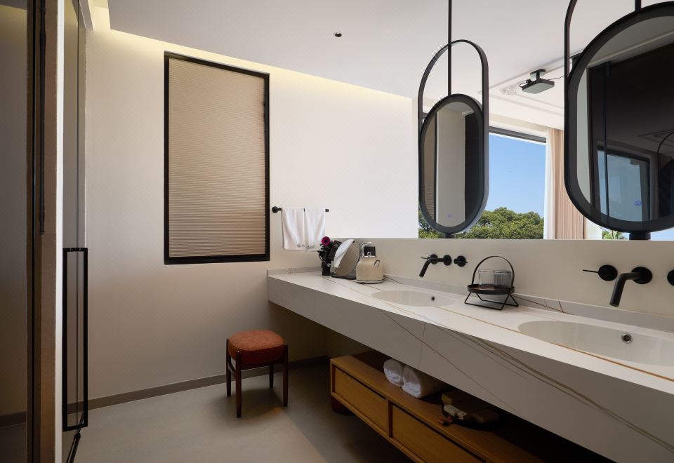 Hong Boutique HostelCLUB401 Lake View Double Bed Room With Bath, Smart Home, And Large Terrace (One-Bedroom, One-Living Room)