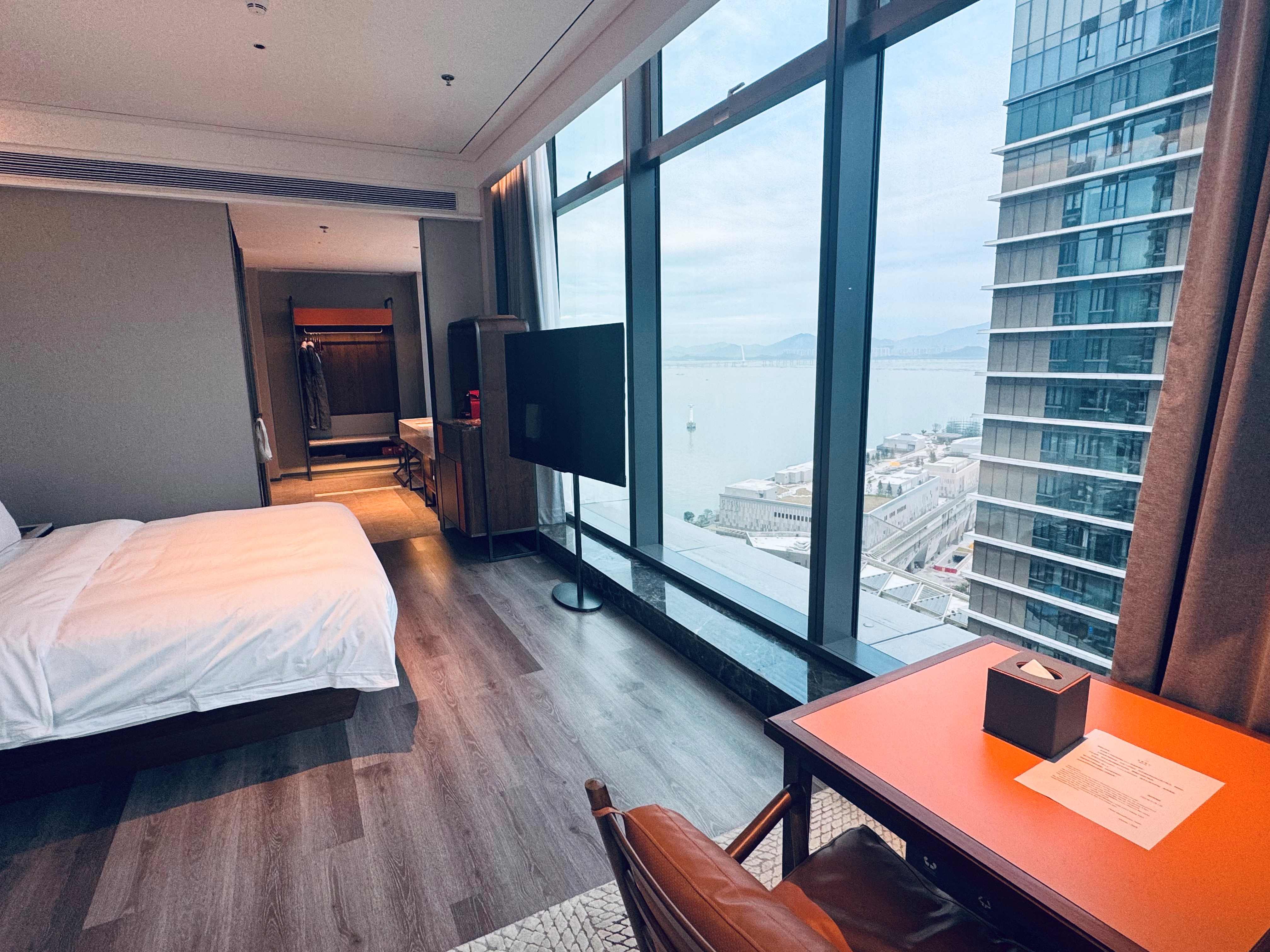 UrCove By Hyatt (Shenzhen Shekou Cruise Center)270° Floor-to-ceiling Glass View Queen Bed Room