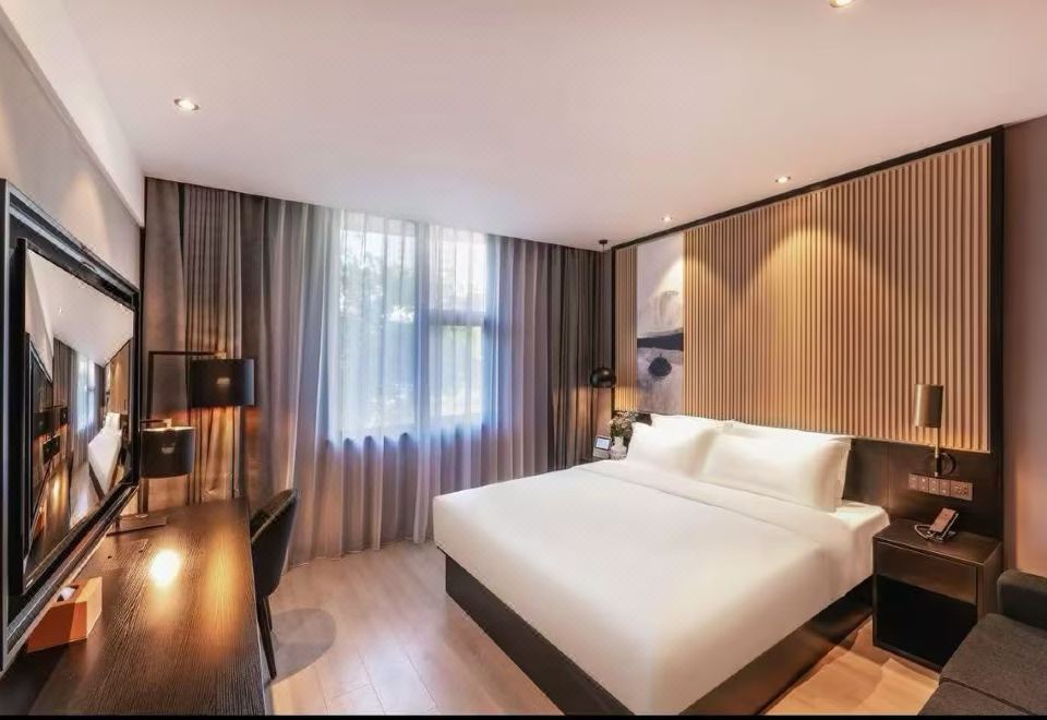 高级大床房（智能客控+投屏电视+迷你沙发）