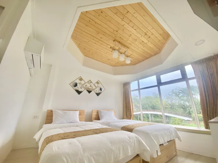 กระท่อมเตียงแฝดวิวบ่อน้ำ