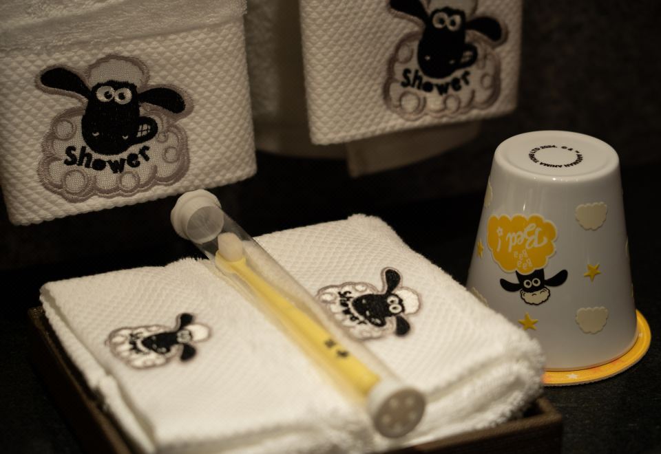 Jinmao Purelax Lijiang, The Unbound Collection By HYATTSHAUN THE SHEEP Happy Holiday Themed Hotel Rooms Twin Beds