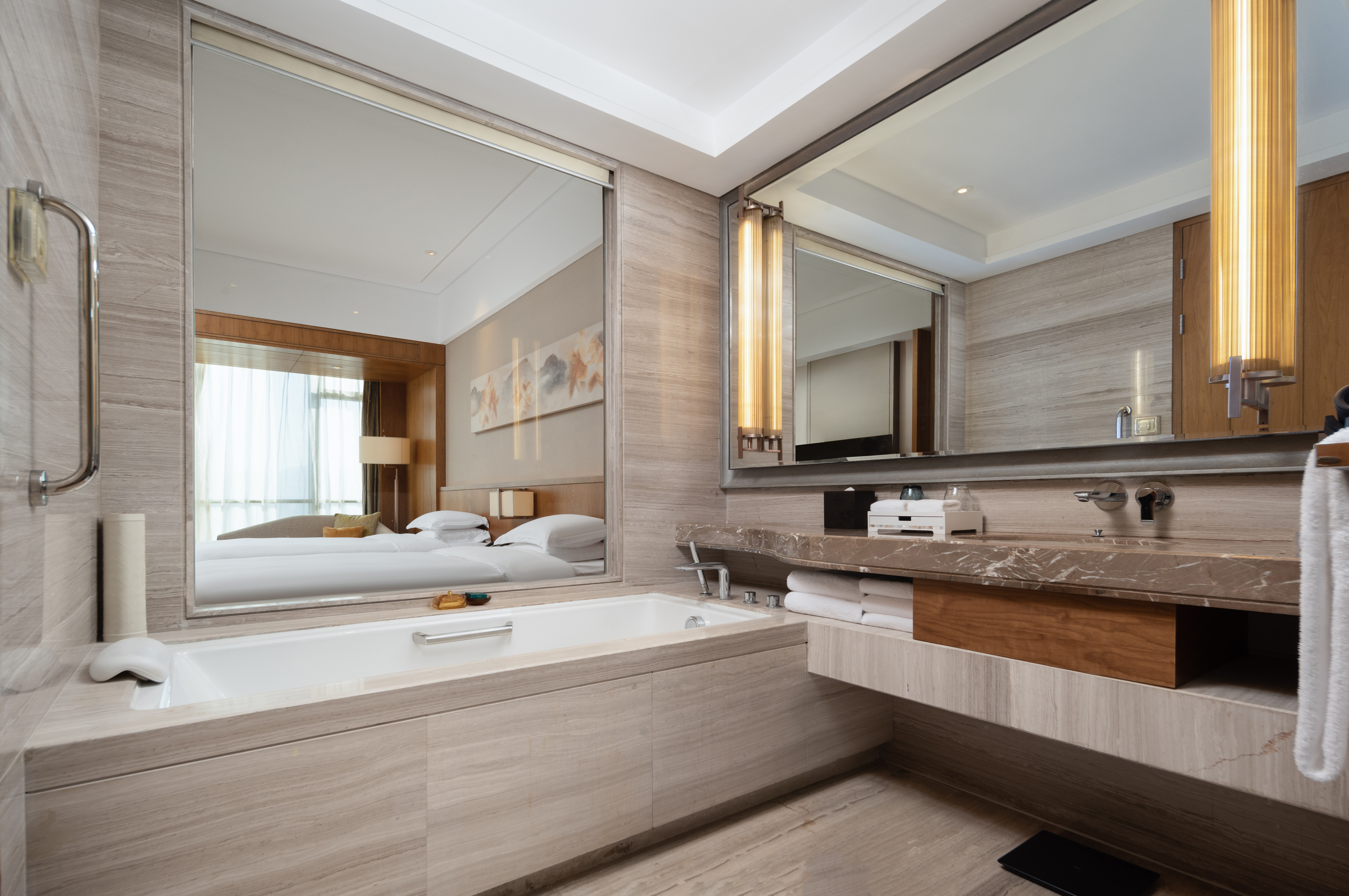 高级房 1张超大床1张单人床江景