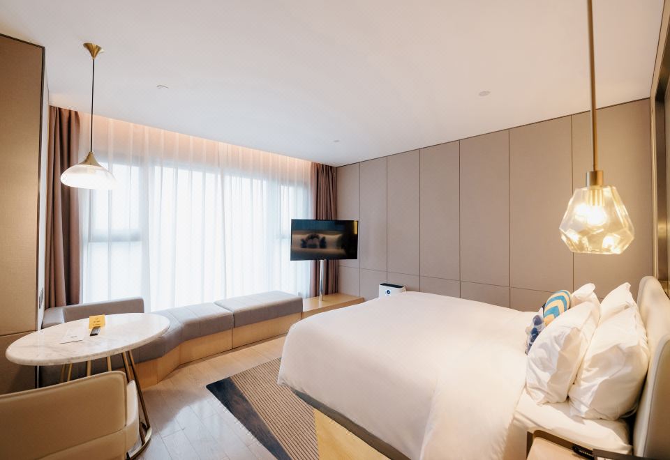 豪华大床房-双台洗漱，尊享私密旅居空间