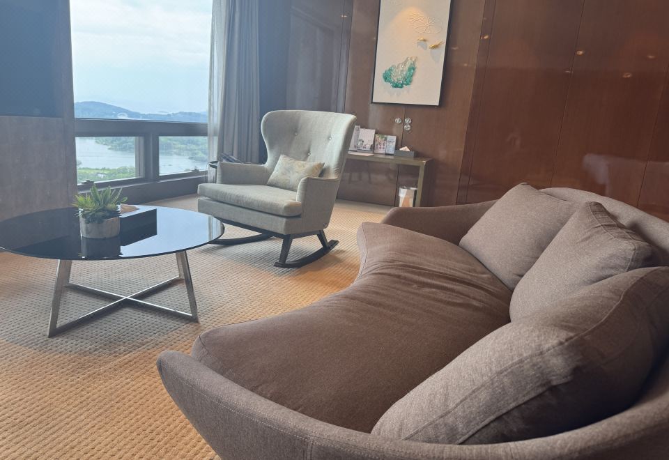 Grand Kingtown Hotel WuxiDeluxe Side Lake-View Hypoallergenic Suite (Acca Kappa Bath Products) With Smart Toilet