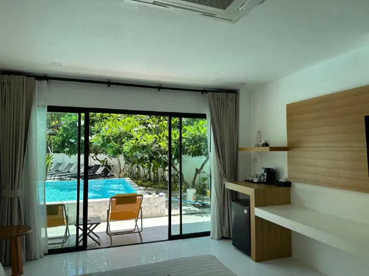 ห้องดีลักซ์ เตียงใหญ่ พร้อมทางลงสระว่ายน้ำ