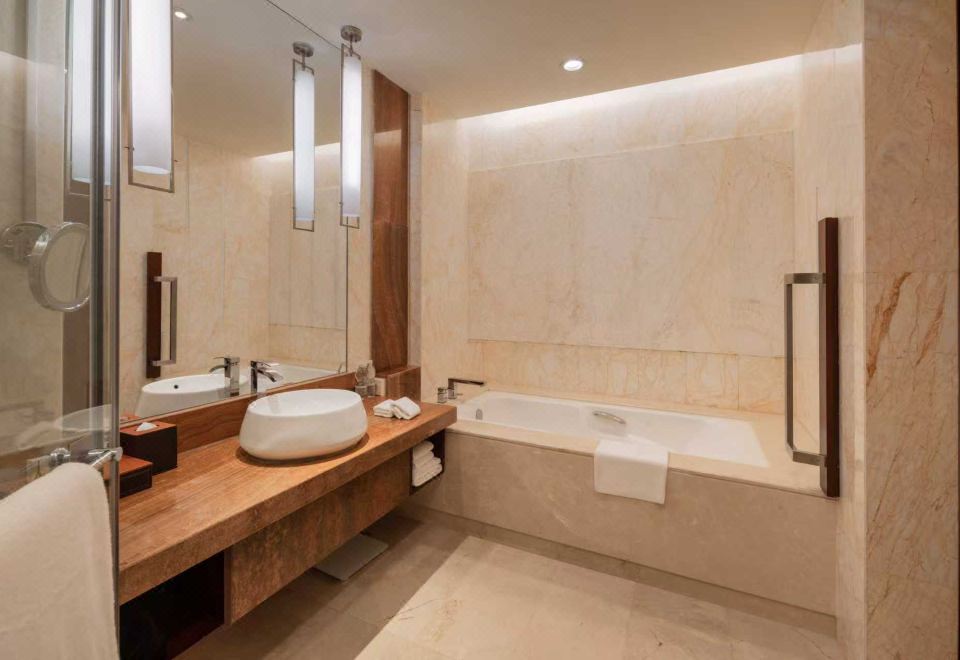 Renaissance Tianjin Lakeview HotelFamily Suite