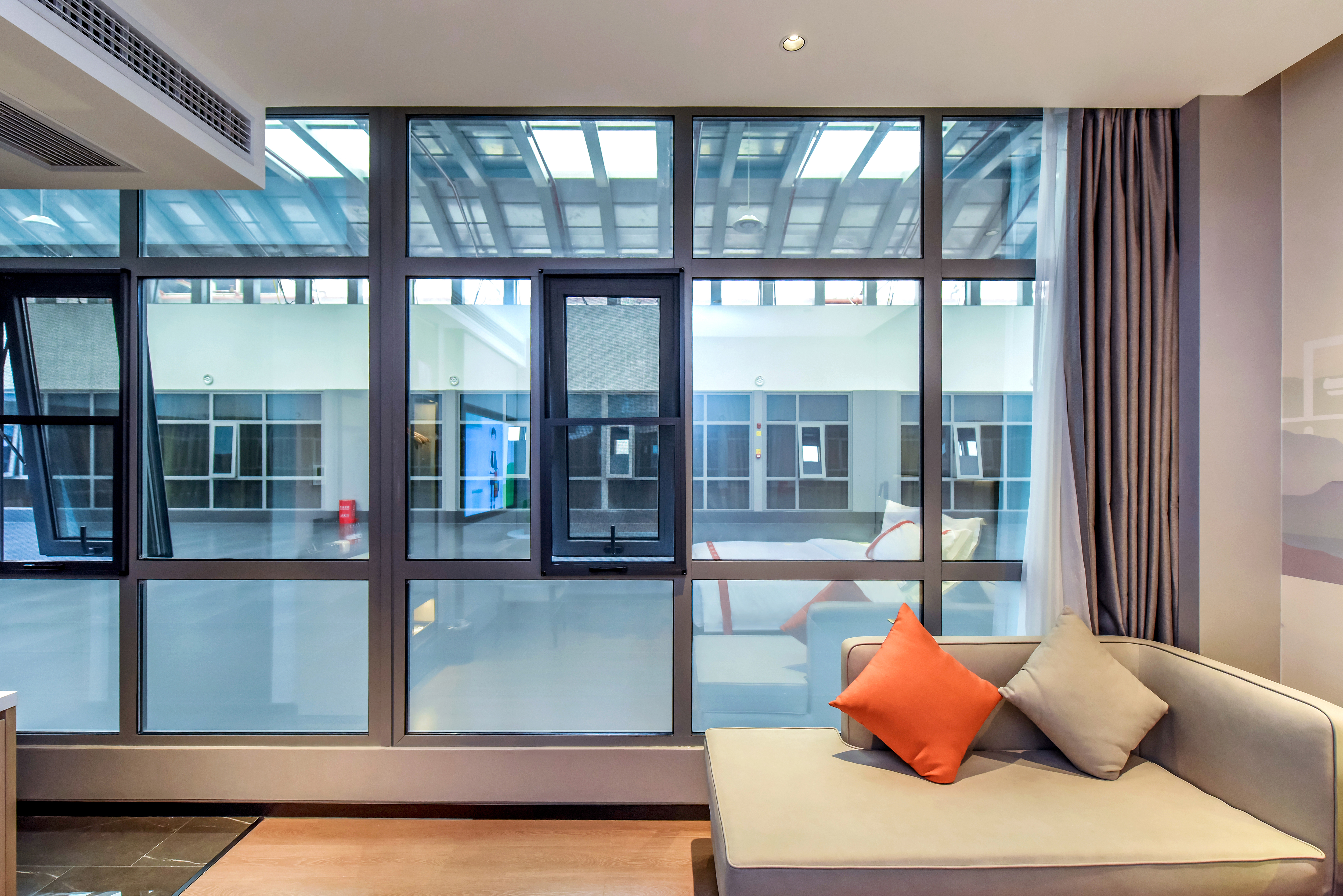 商务大床房（智能投屏+城市地标）