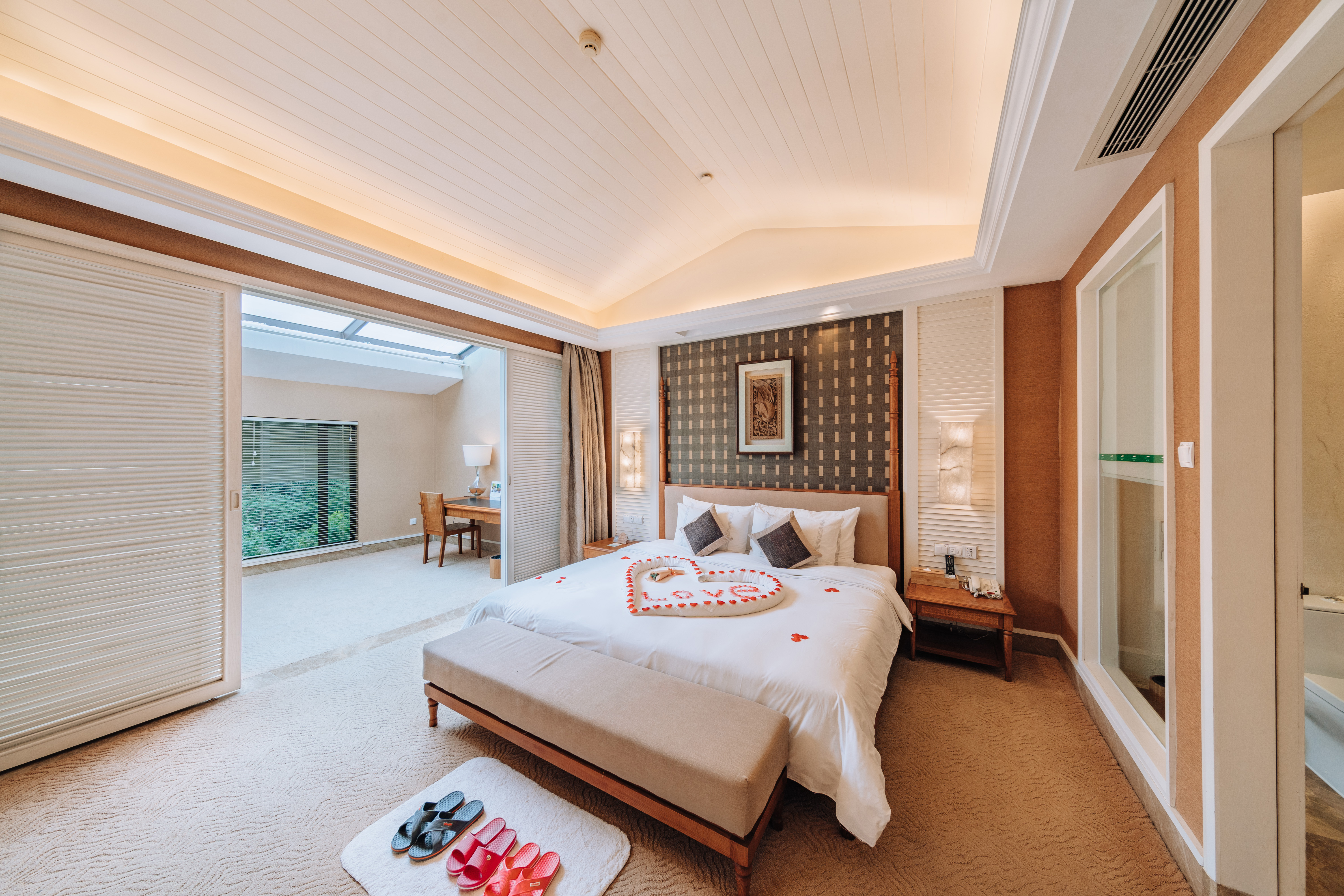 观星套房-玻璃天窗-泡池观星-大客厅