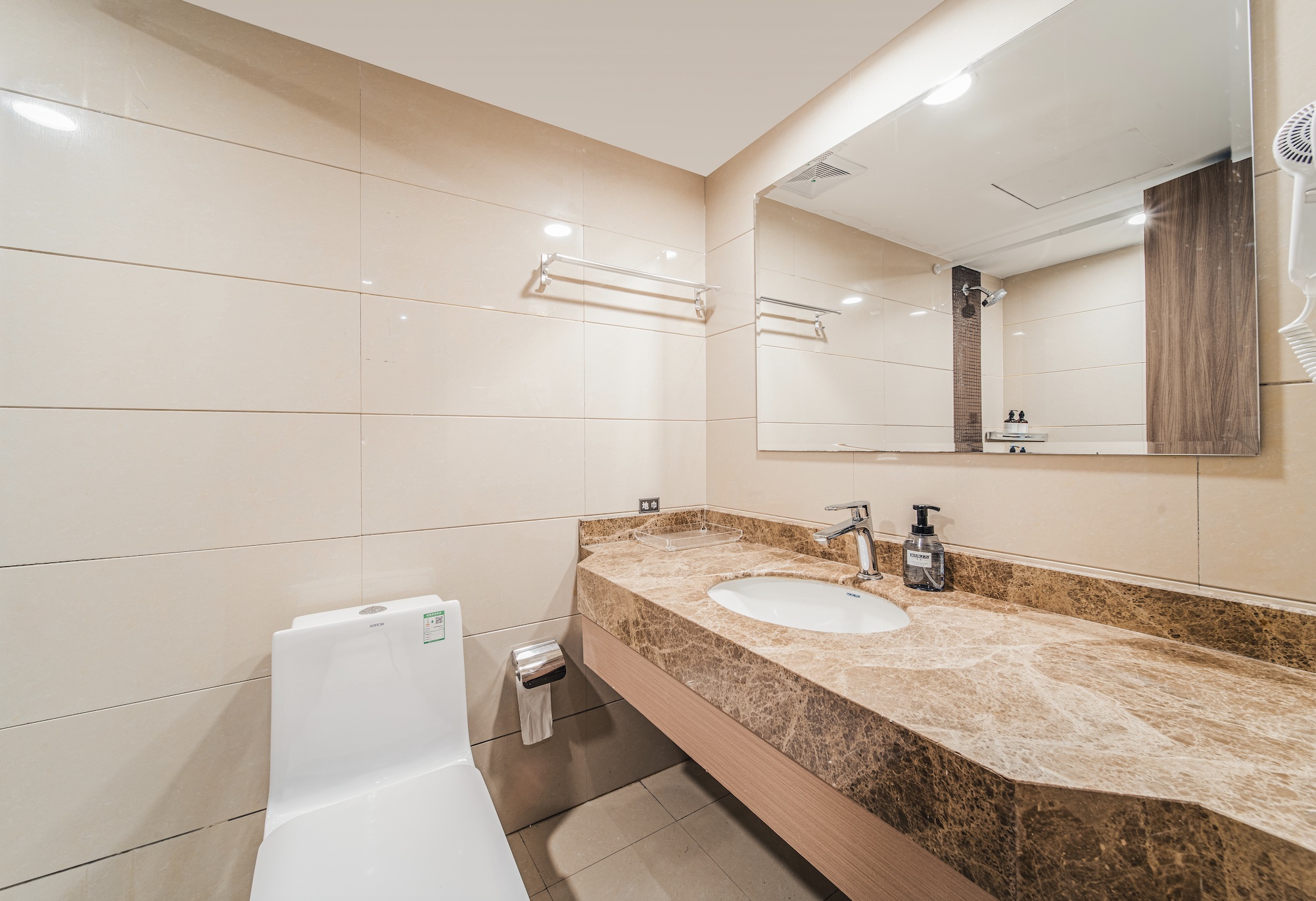 温馨大床房「喜临门高级床垫」