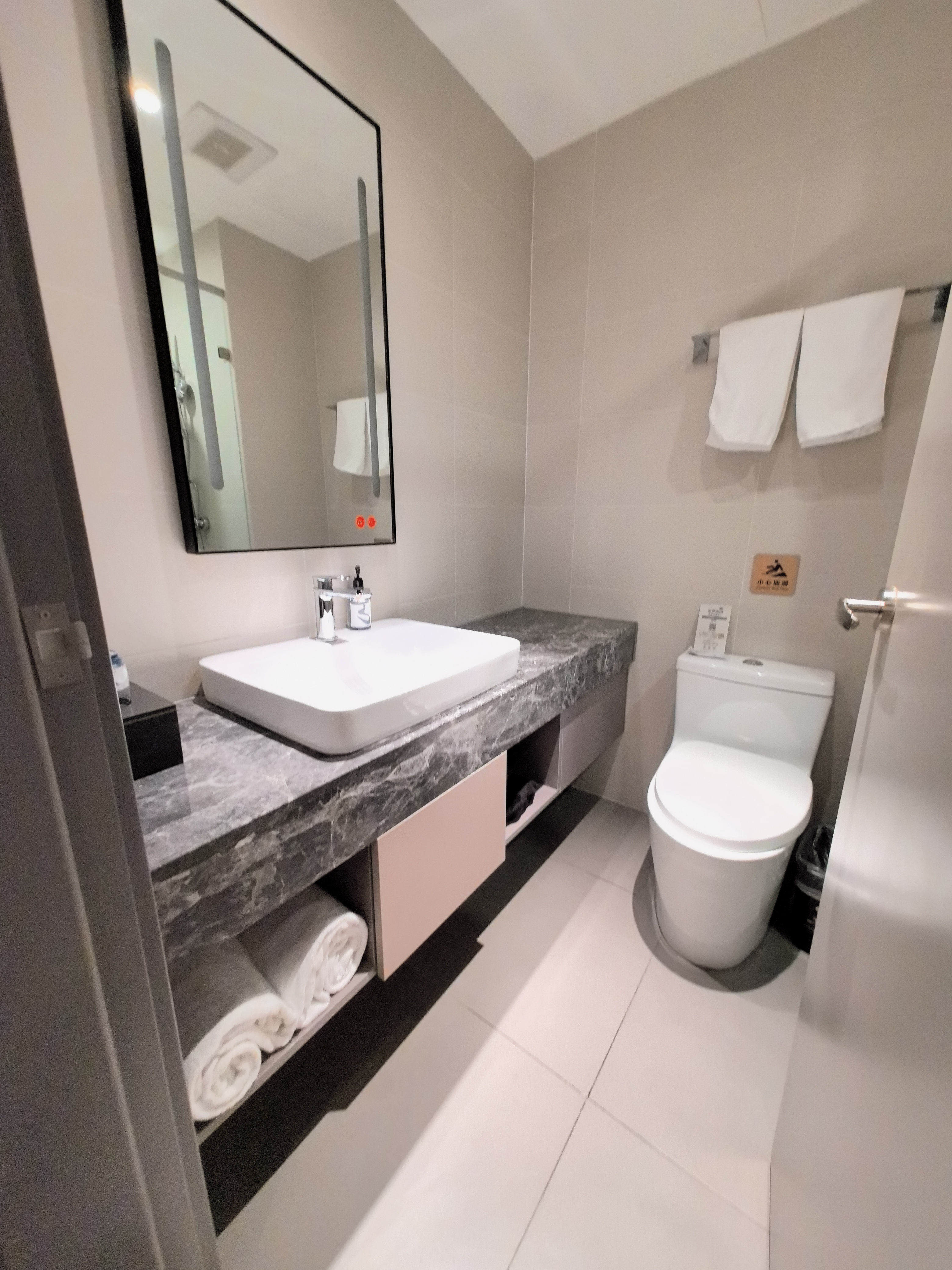 商務大床房-舒適床品-手機投屏