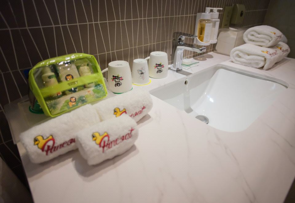 Holiday Inn Shanghai HongqiaoUltraman Theme Family Room